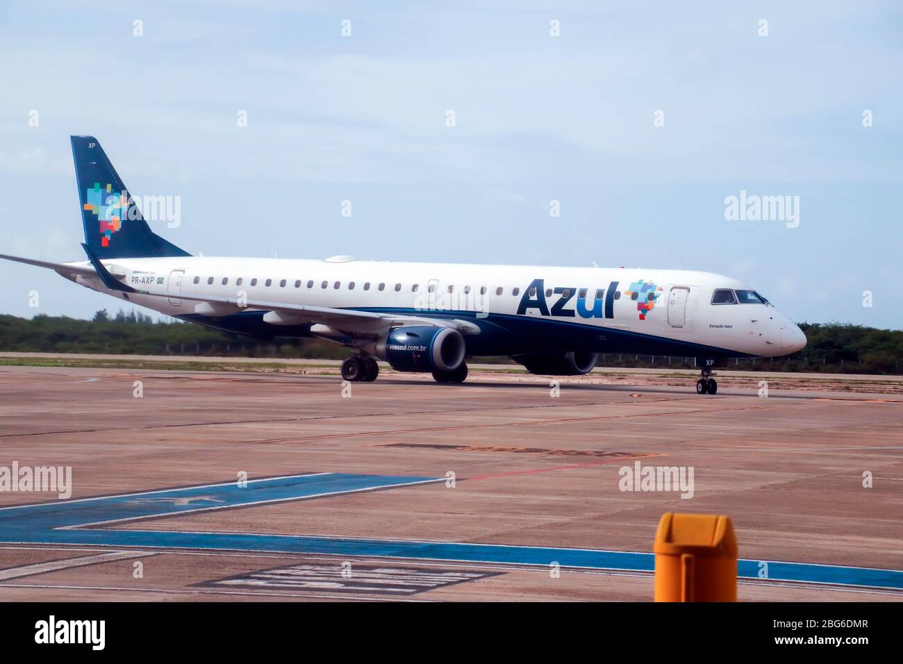 Cruz, CE / Brasilien - 2020-01-23: Embraer 195 Flugzeug der Fluggesellschaft Azul am Flughafen Comandante Ariston Pessoa, Jericoacoara. Stockfoto