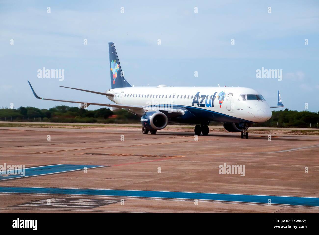 Cruz, CE / Brasilien - 2020-01-23: Embraer 195 Flugzeug der Fluggesellschaft Azul am Flughafen Comandante Ariston Pessoa, Jericoacoara. Stockfoto