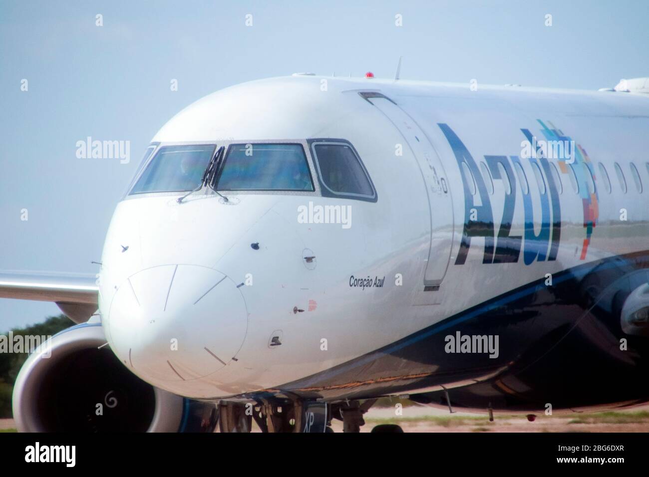 Cruz, CE / Brasilien - 2020-01-23: Embraer 195 Flugzeug der Fluggesellschaft Azul am Flughafen Comandante Ariston Pessoa, Jericoacoara. Stockfoto
