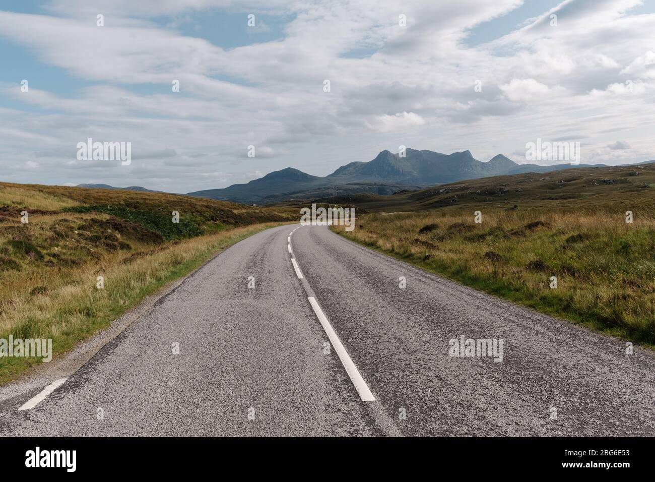 Leere Hochlandstraße in Schottland in der Nähe des Kyle of Tongue, der Teil der weltberühmten Road Trip Route, der North Coast 500, ist. Stockfoto