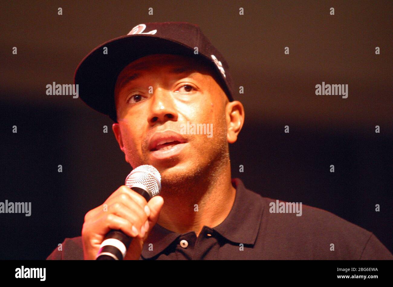 Russell Simmons spricht beim Philadelphia Hip-Hop Summit 2003 im Liacouras Center in Philadelphia, PA. Der Summit führte Diskussionen über den Stand der Hip-Hop-Kultur mit den Podiumsdiskussionen der größten Hip-Hop-Stars sowie der erfolgreichsten CEO's der Branche. 14. August 2003. Quelle: Scott Weiner/MediaPunch Stockfoto