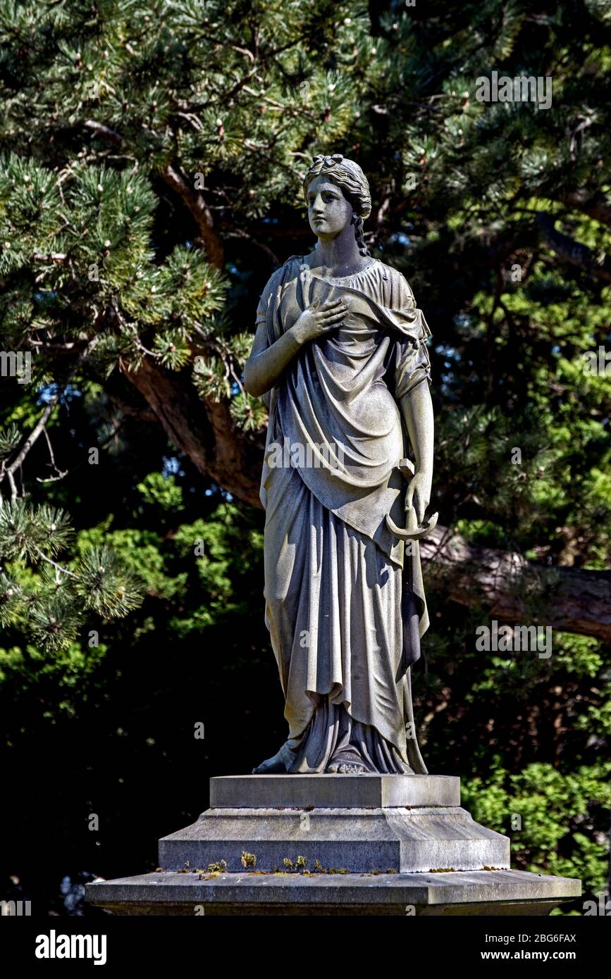 Steinfigur einer trauernden Frau auf dem Dean Cemetery, Edinburgh, Schottland, Großbritannien. Stockfoto