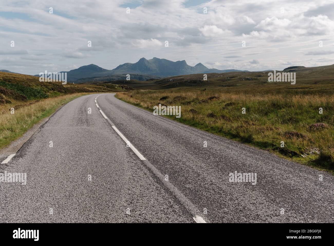 Leere Hochlandstraße in Schottland in der Nähe des Kyle of Tongue, der Teil der weltberühmten Road Trip Route, der North Coast 500, ist. Stockfoto