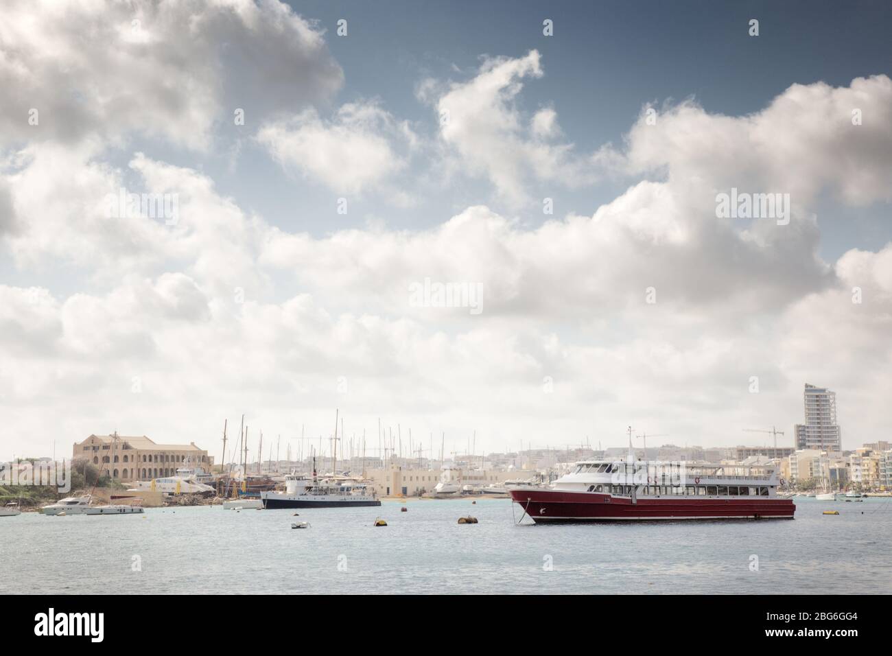 Boot auf dem Wasser außerhalb valletta der Hauptstadt von malta Stockfoto