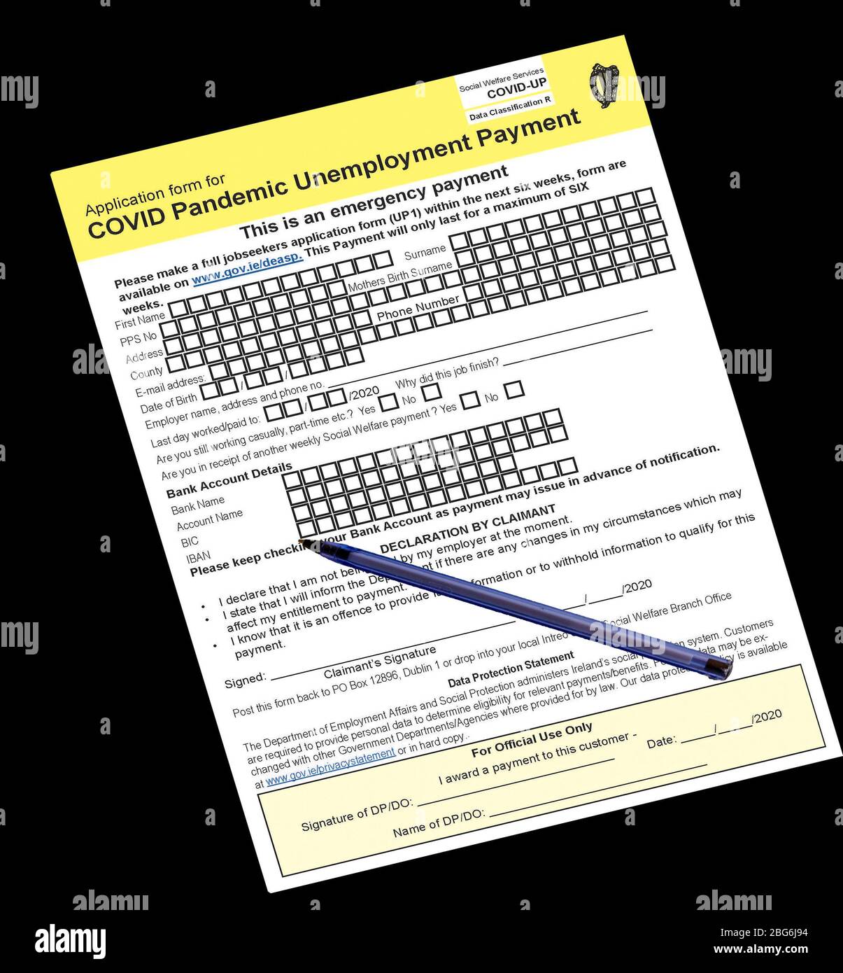Ein Antragsformular für die spezielle Covid-19 Arbeitslosenzahlung, die vom Ministerium für Sozialschutzin Irland bezahlt wird, mit einem Biro auf dem Formular Stockfoto