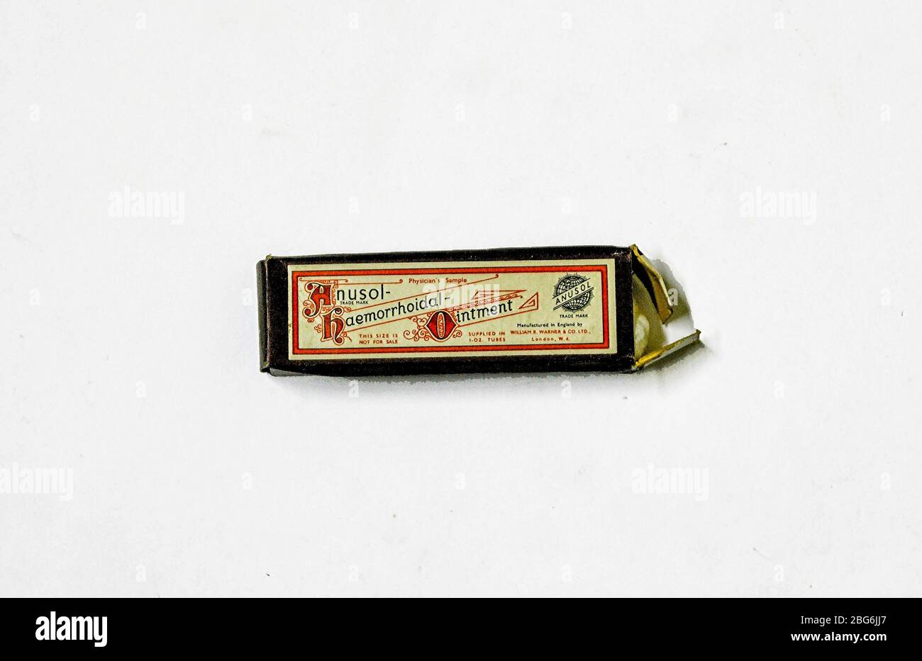 Eine alte Arztprobe von Anusol Hämorrhoidalsalbe von William R Warner aus London hergestellt. Stockfoto