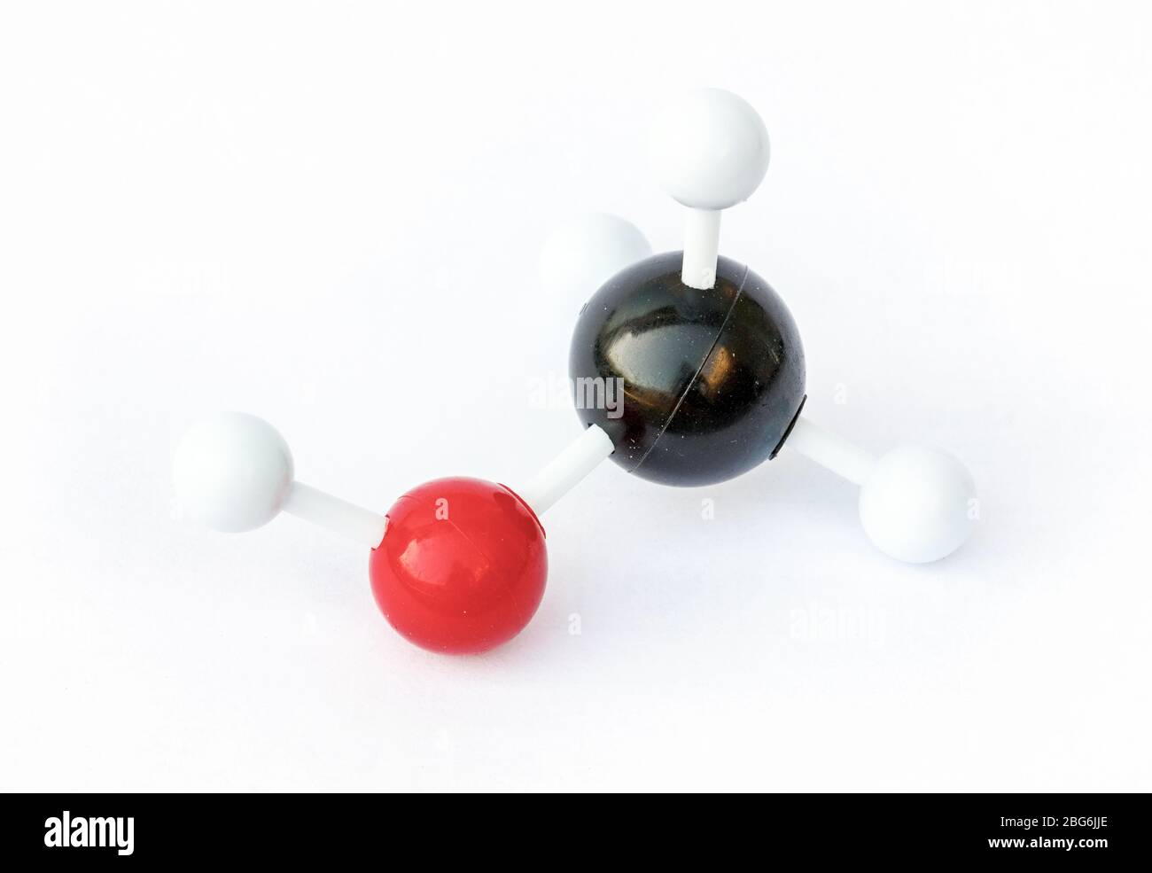 Plastikkugel-und-Stab-Modell eines Methanol-Moleküls (chemische Formel CH3OH) auf einem weißen Hintergrund. Methanol ist hochgiftig und dient häufig als ein Stockfoto