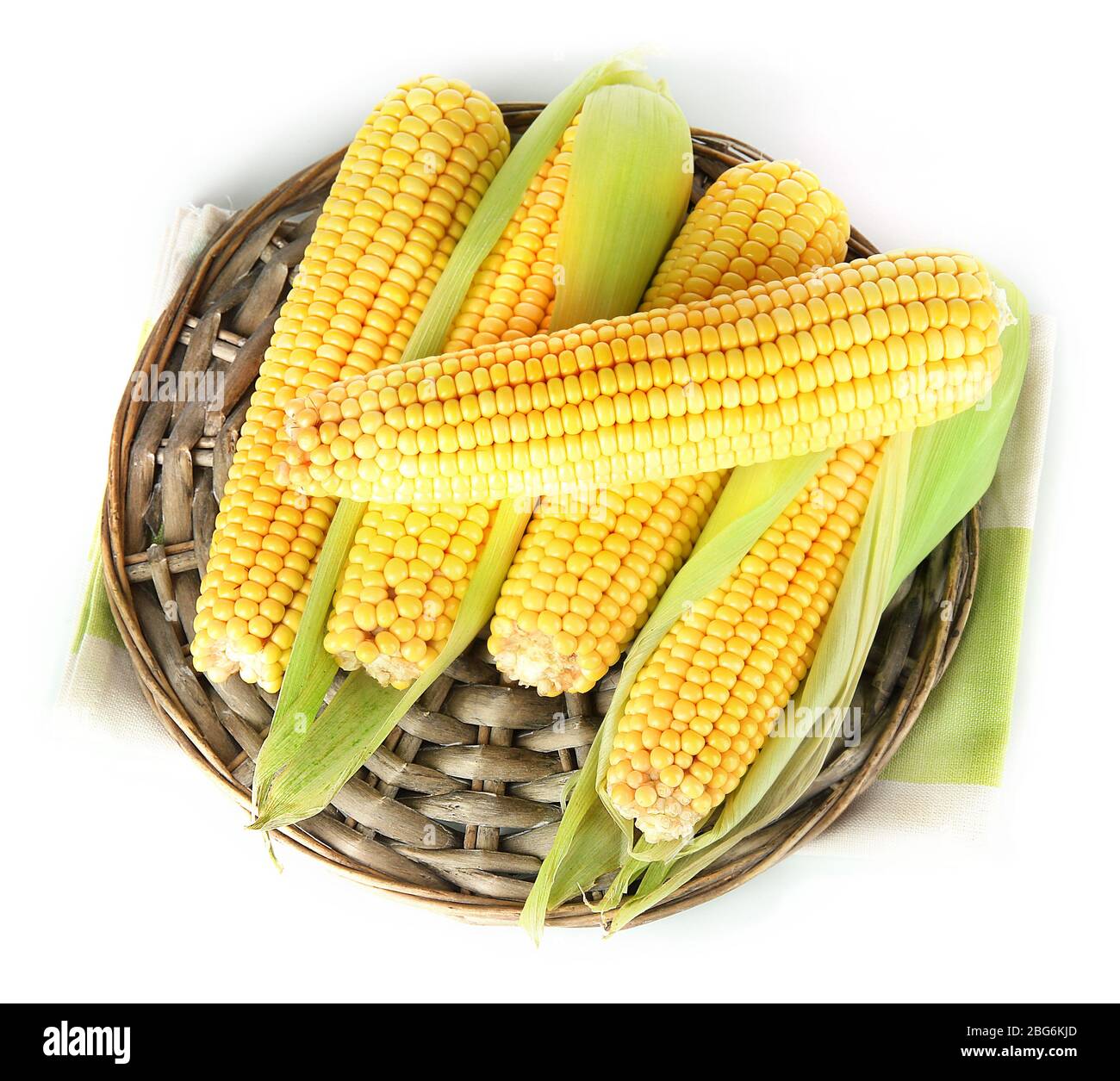 Rohe Hühneraugen auf Weidenschale isoliert auf weiß Stockfoto