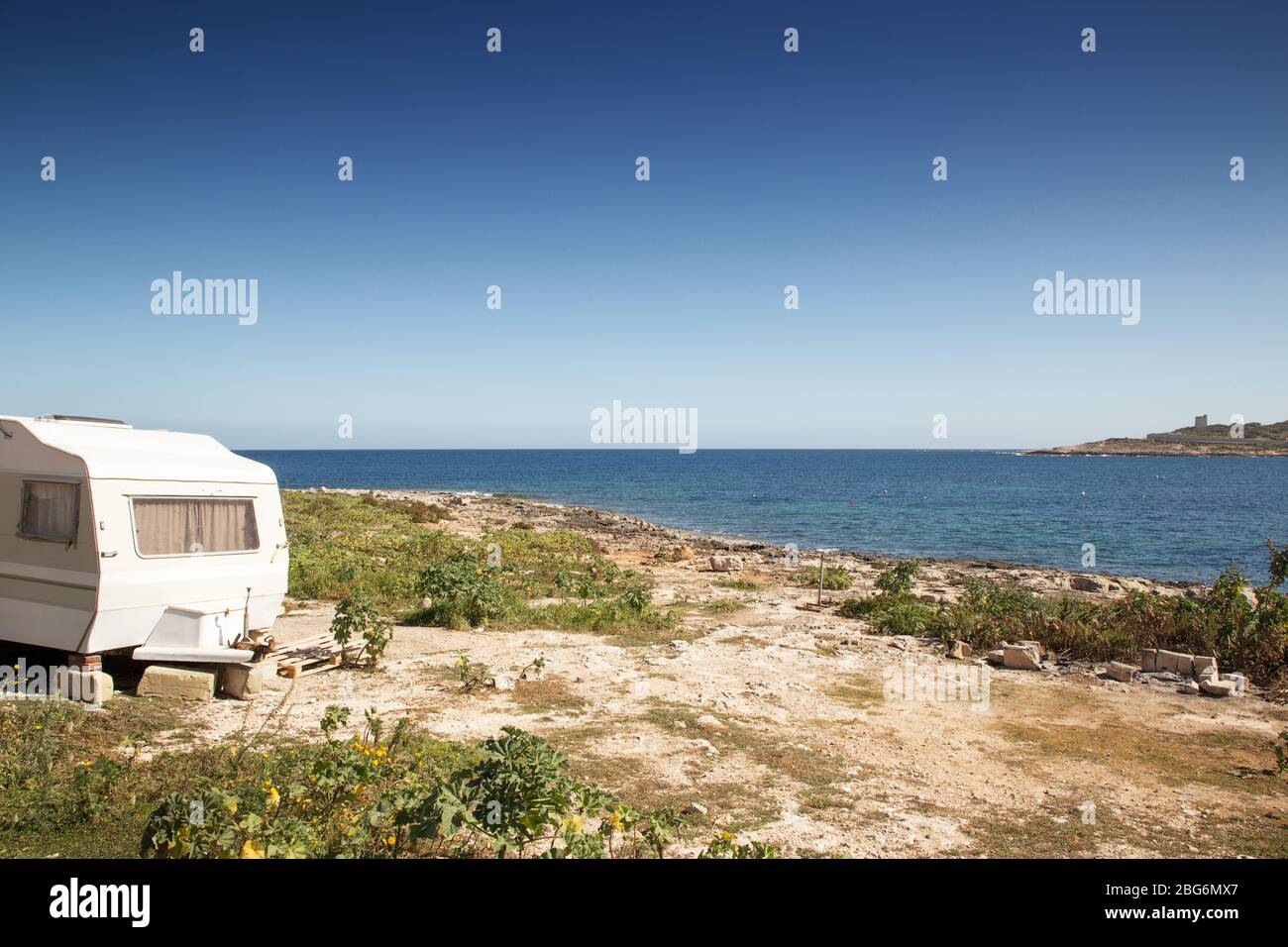 Alte Wohnwagen am Strand von malta mit einem tollen Blick auf das Meer Stockfoto