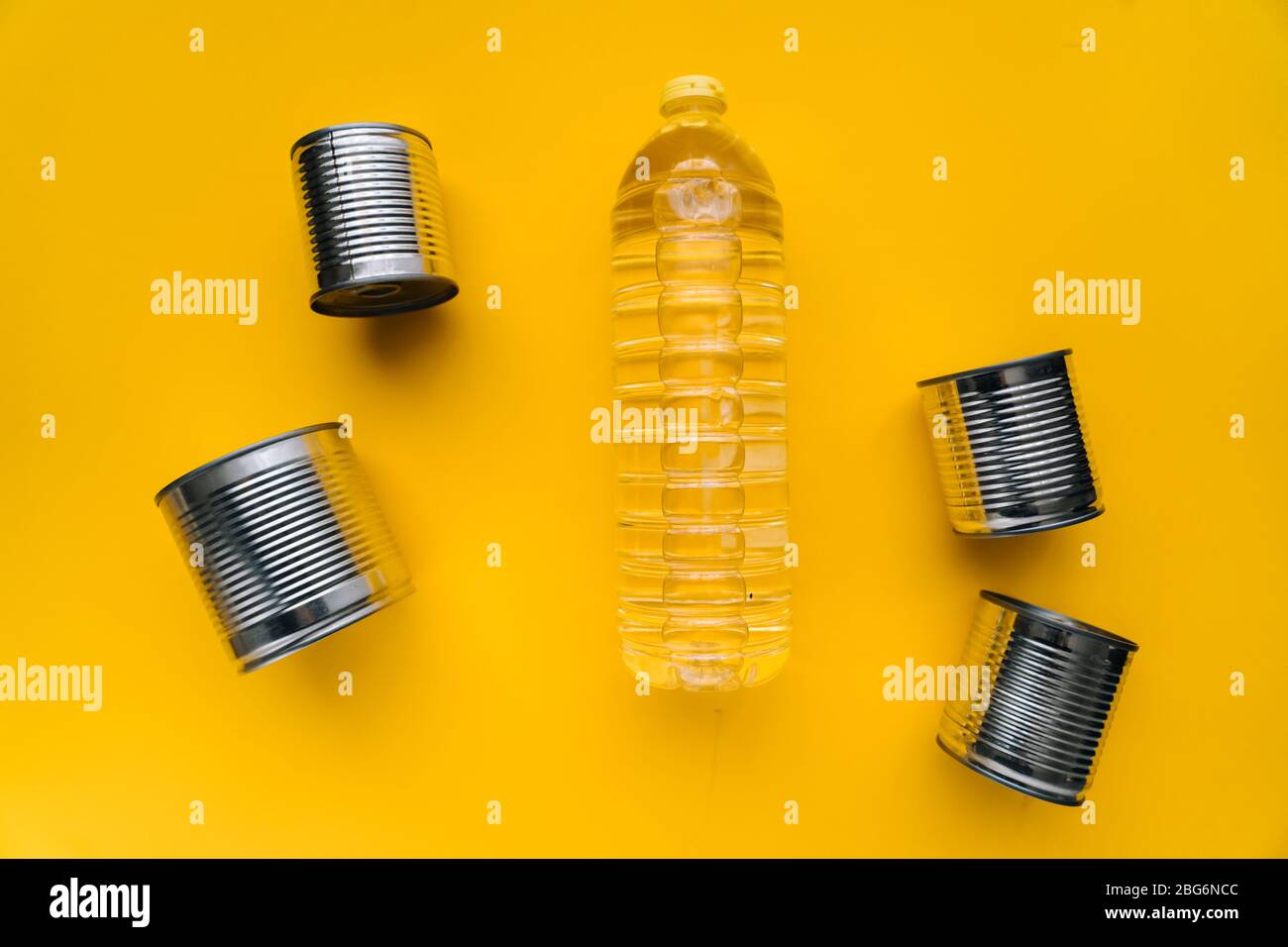 Lebensmittel-Lieferungen Krise Nahrungsmittelvorrat für Coronavirus Quarantäne Isolationsperiode in gelbem Hintergrund. Verschiedene Lebensmittel in Aluminiumdosen, Reis, Pasta. Essen d Stockfoto