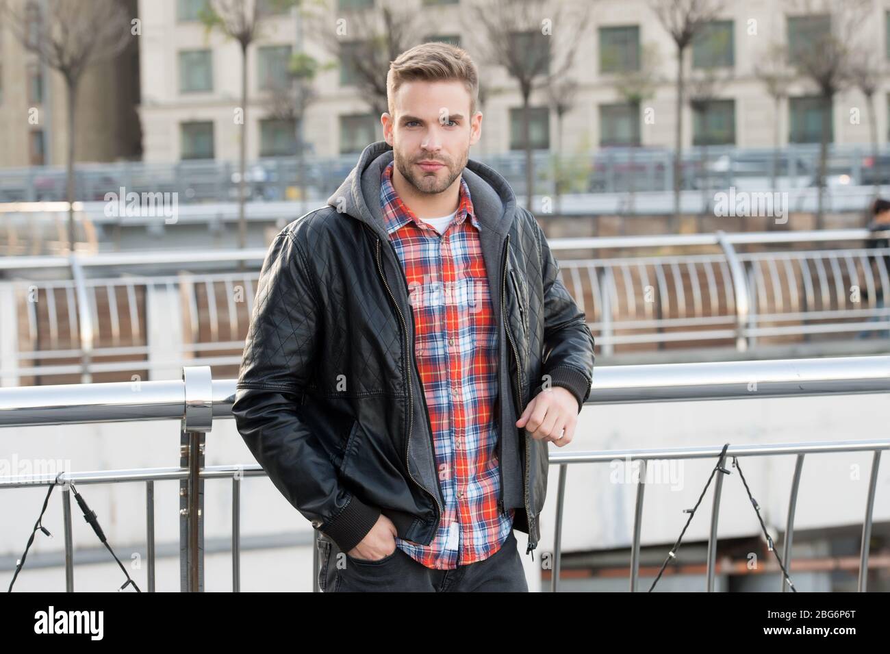 Komfort für Freizeitzwecke. Schöner Kerl in lässigem Stil. Junger Mann  trägt lässige Kleidung im Freien. Lässige Garderobe für Herren. Frühling  oder Herbst. Urbaner Lifestyle Stockfotografie - Alamy