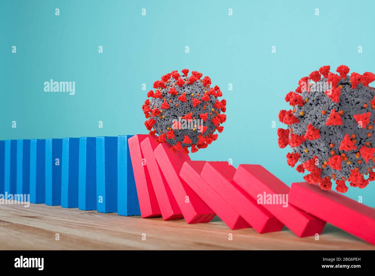 Konzept der covid19 Coronavirus Pandemie mit fallenden Kette wie ein Domino-Spiel. Ansteckung und Infektionsverlauf. Cyanfarbener Hintergrund Stockfoto