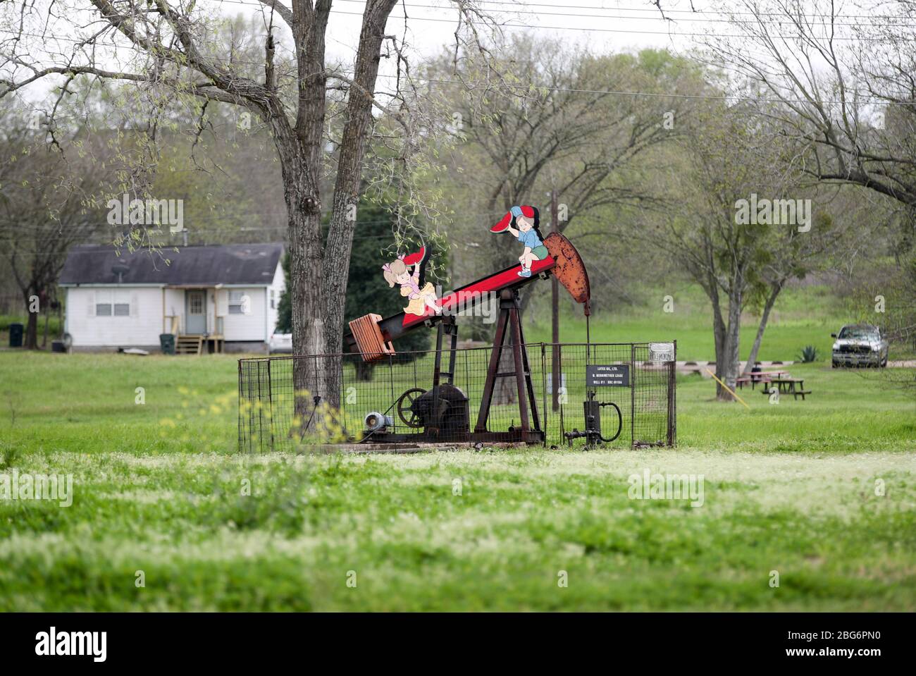 Luling, USA. April 2020. Das am 12. März 2019 aufgenommene Dateifoto zeigt eine in Betrieb genommene Ölpumpe in Luling, Texas, USA. Die Ölpreise in den USA wurden am 20. April 2020 negativ. West Texas Intermediate Rohöl für Mai Lieferung abgeworfen mehr als 300 Prozent auf -37,63 US-Dollar pro Barrel an der New York Mercantile Exchange zu begleichen. Kredit: Wang Ying/Xinhua/Alamy Live News Stockfoto