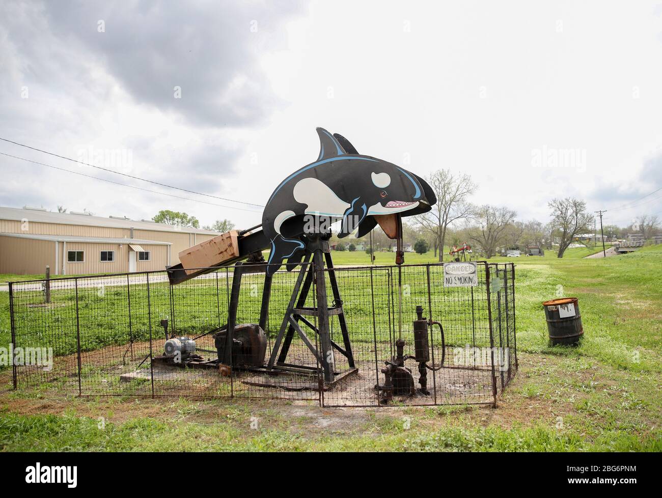 Luling, USA. April 2020. Das am 12. März 2019 aufgenommene Dateifoto zeigt eine in Betrieb genommene Ölpumpe in Luling, Texas, USA. Die Ölpreise in den USA wurden am 20. April 2020 negativ. West Texas Intermediate Rohöl für Mai Lieferung abgeworfen mehr als 300 Prozent auf -37,63 US-Dollar pro Barrel an der New York Mercantile Exchange zu begleichen. Kredit: Wang Ying/Xinhua/Alamy Live News Stockfoto