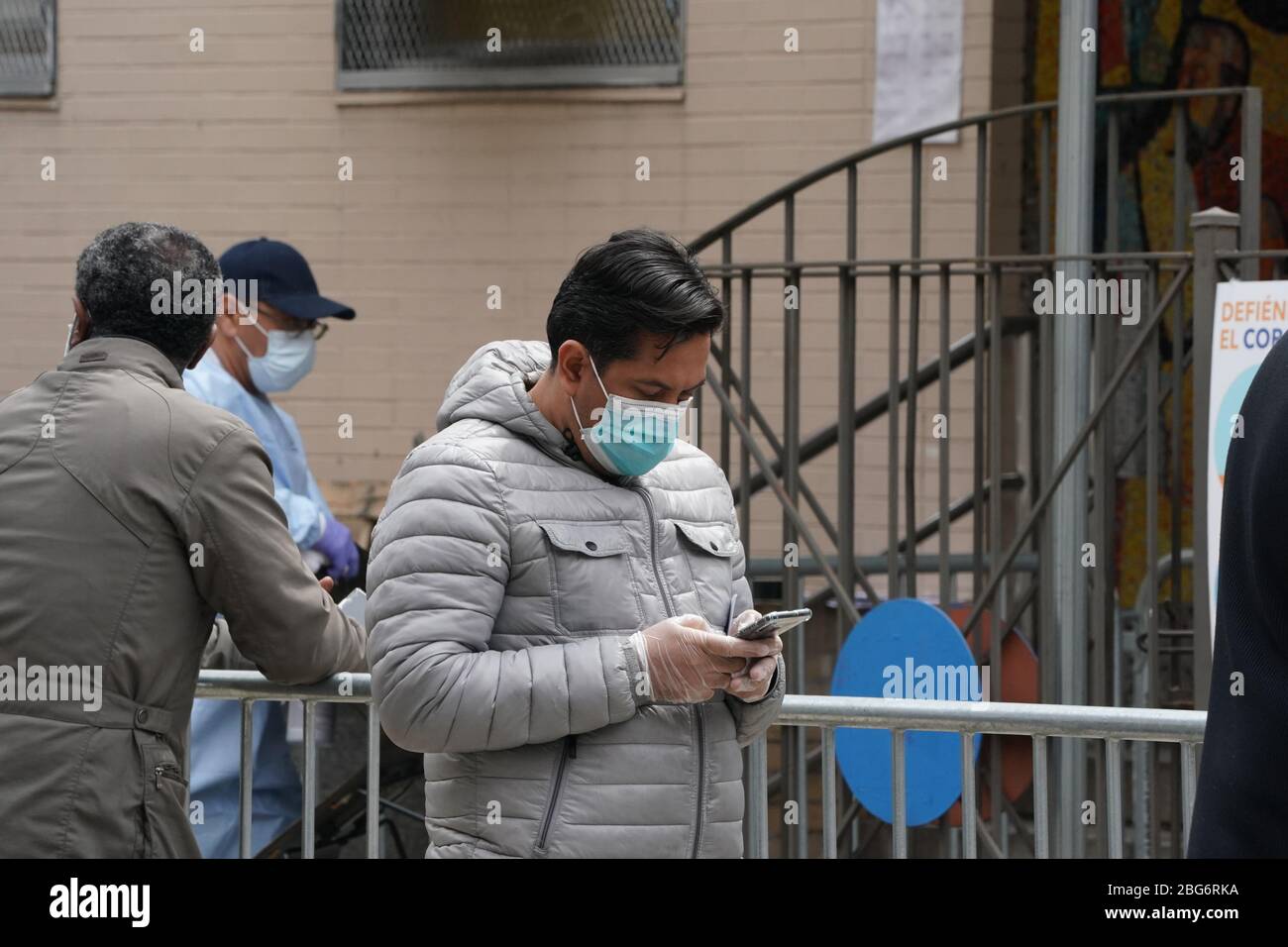 New York, NY, USA. April 2020. Die Leute warten online auf einen COVID-19 Test in NYC Health Hospitals/Sydenham in Harlem am 20. April 2020 in New York. Kredit: Bryan Smith/ZUMA Wire/Alamy Live News Stockfoto