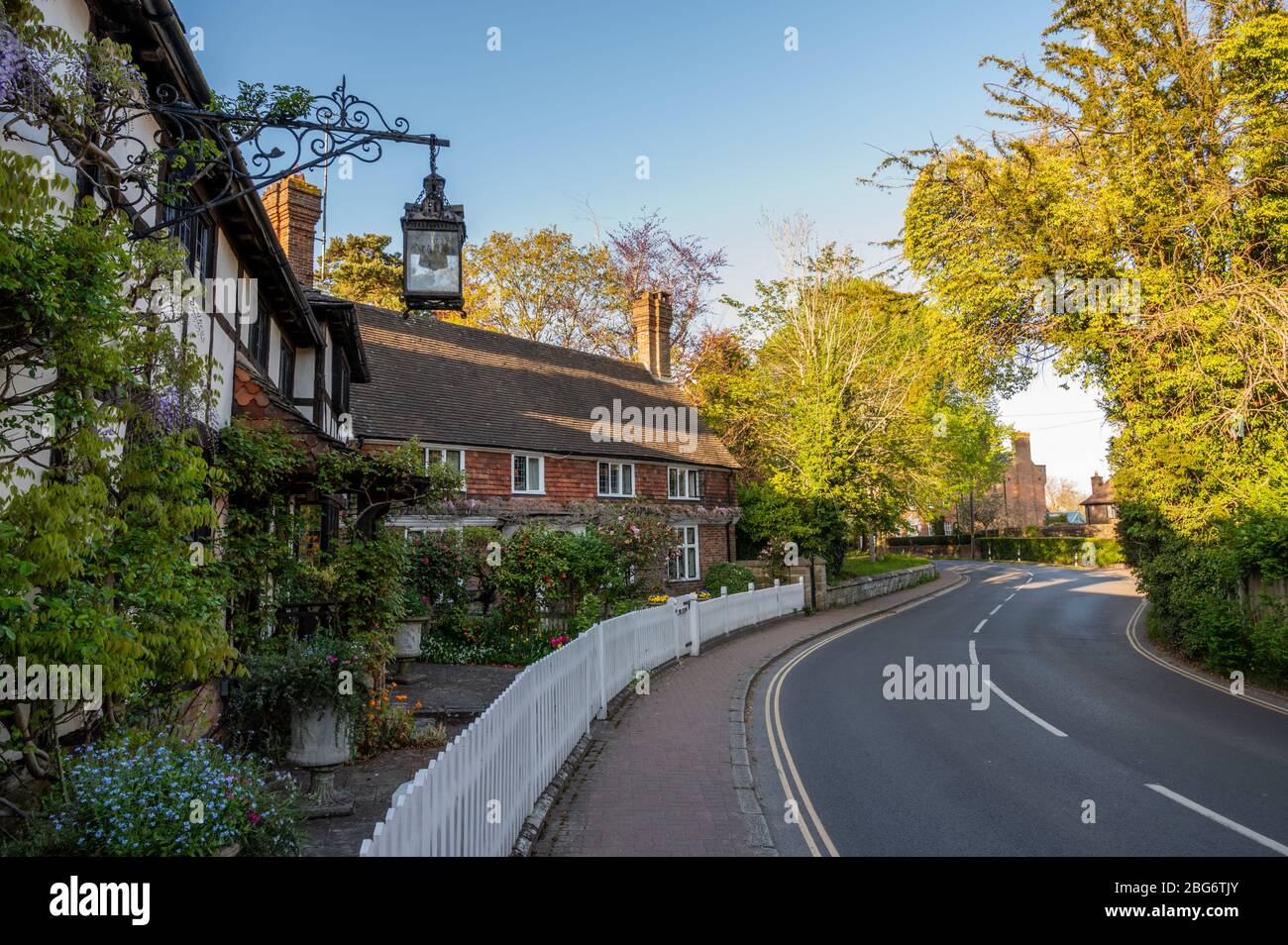 Nördliches Ende der High Street im historischen Dorf Lindfield, West Sussex, England. Stockfoto