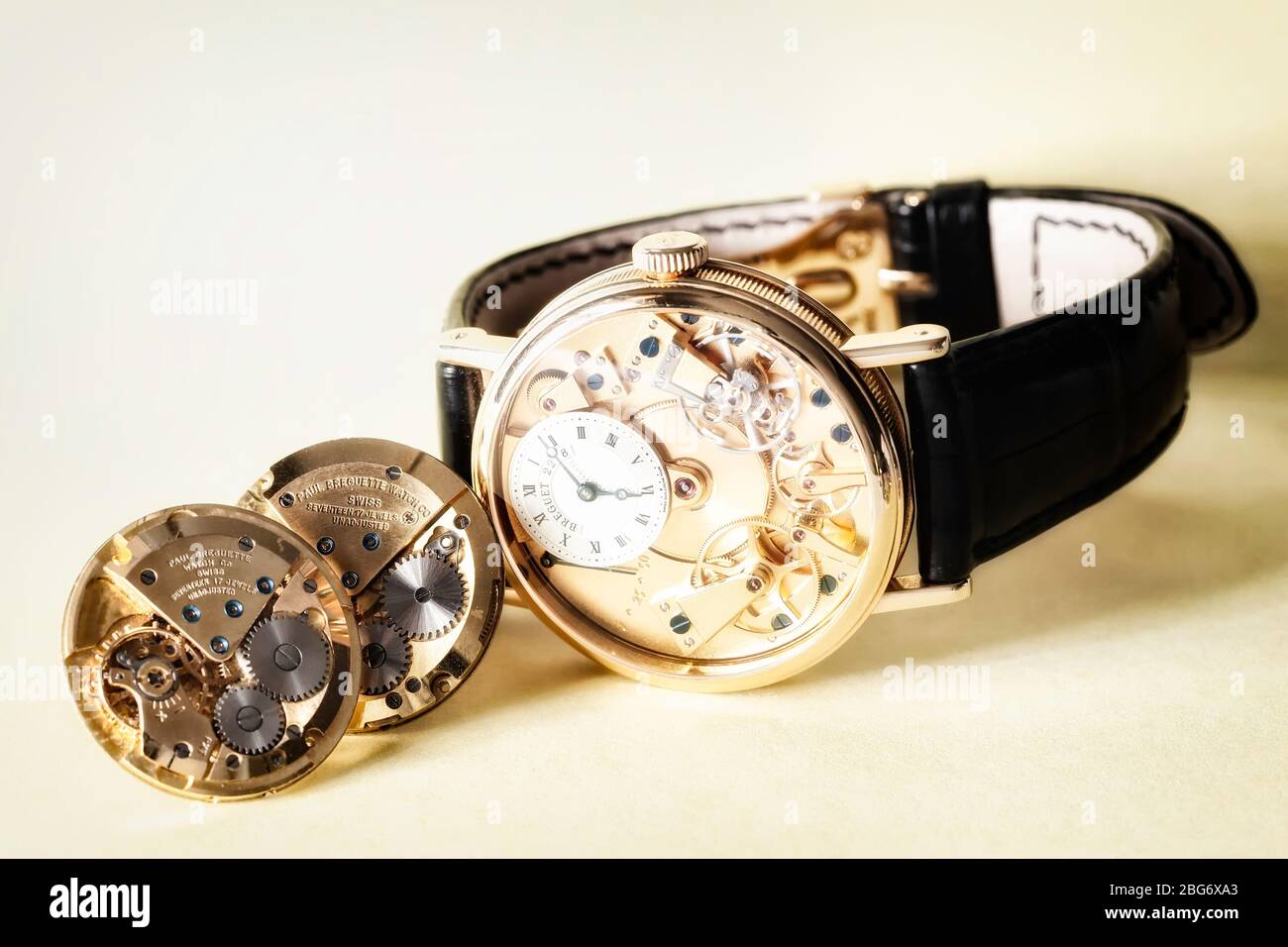 Zeitmechanik: Nahaufnahme einer Breguet Uhr mit inneren Mechanik und Teilen und Manschettenknöpfen aus Paul Breguette Uhrwerk, Farbe Stockfoto