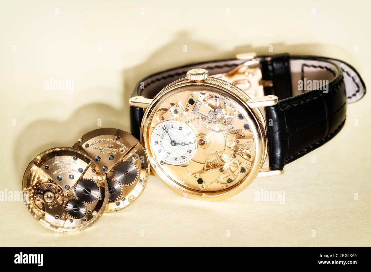 Zeitmechanik: Nahaufnahme einer Breguet Uhr mit inneren Mechanik und Teilen und Manschettenknöpfen aus Paul Breguette Uhrwerk, Farbe Stockfoto