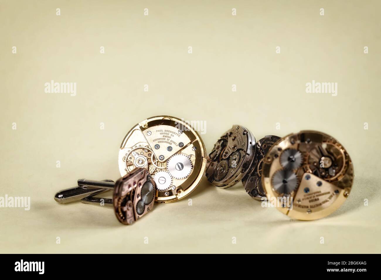 Konzept und Mechanik der Zeit: manschettenknöpfe aus internen Uhrwerken von Paul Breguette, Longines und Omega in Gold, Roségold und Stahl Stockfoto