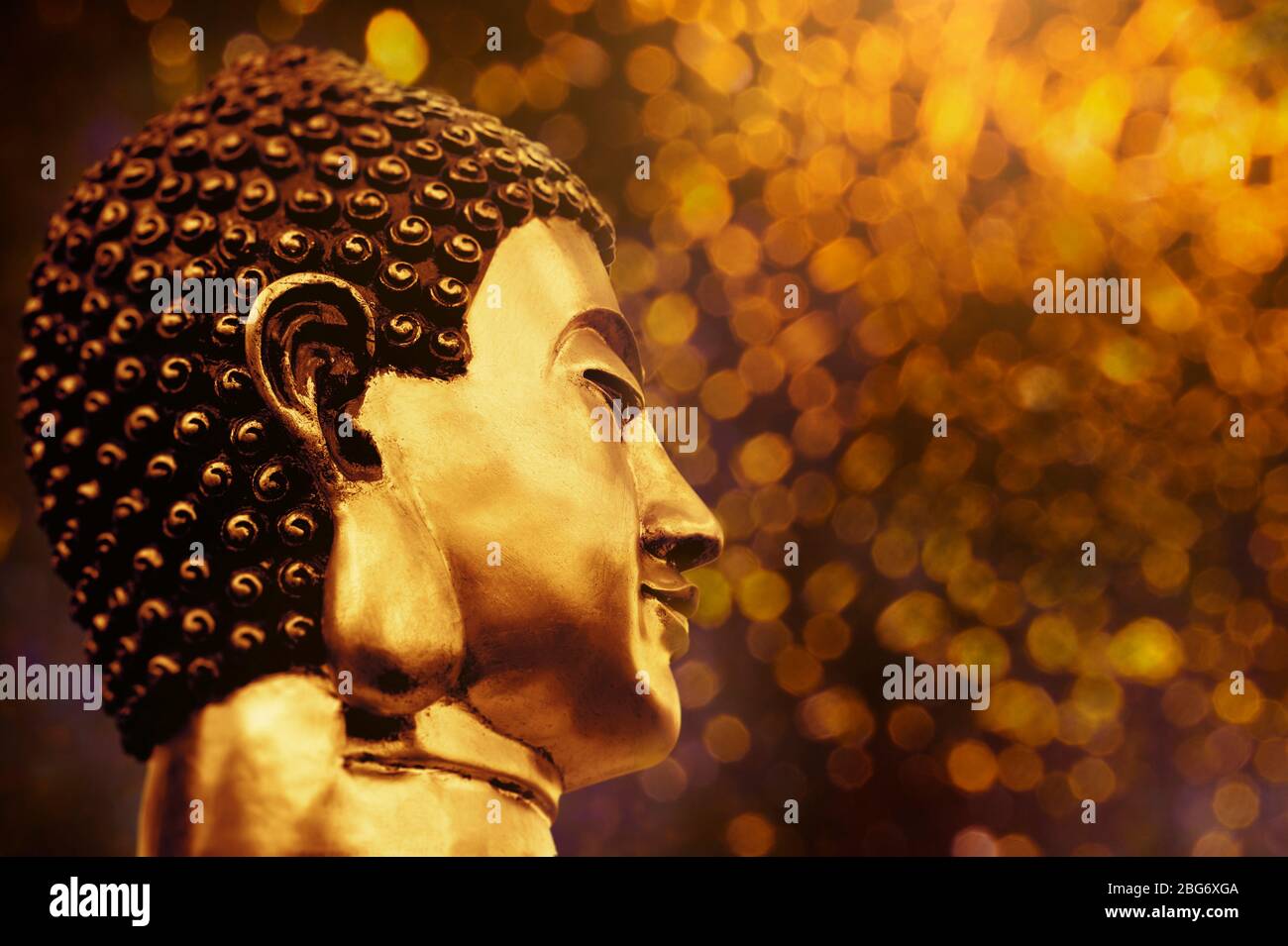 Buddha Kopfprofil in Gold. Feier Religiösen Festival Konzept Stockfoto