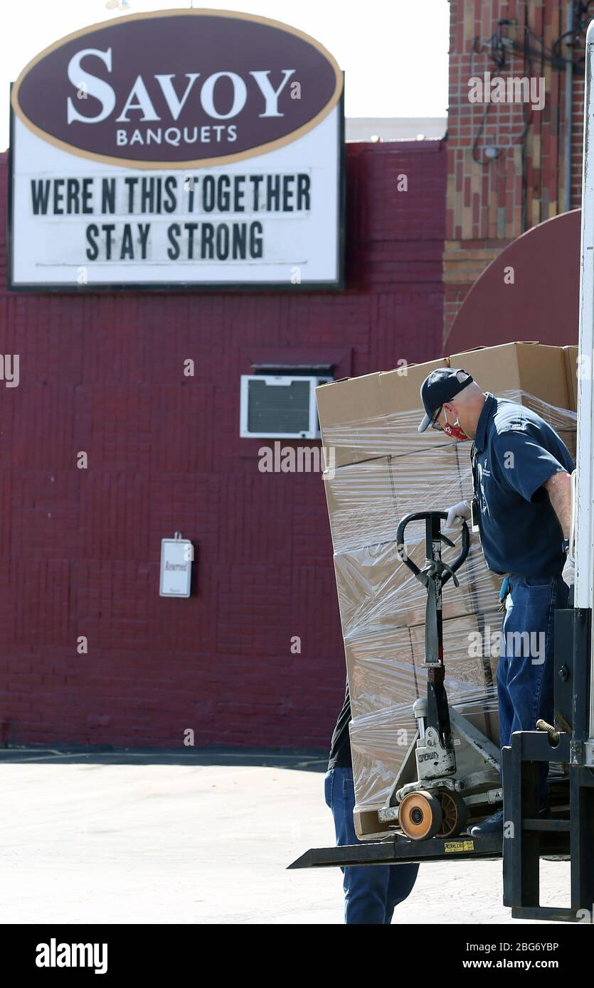 Ferguson, Usa. April 2020. Am Montag, den 20. April 2020, werden in Ferguson, Missouri, Lebensmittelkisten für den Essens-Verteilungstag im Ferguson-Florissant School District eintreffen. Jede Box enthält zwei Tage Mahlzeiten für ein Kind. Die Vertriebsstelle wurde eingerichtet, nachdem zwei Busfahrer im Schulbezirk Ferguson-Florissant dabei geholfen hatten, Lebensmittel zu verteilen, was die Schulbeamten dazu veranlasste, die Mahlzeiten an Kinder zu liefern. 300 Boxen wurden bereits ausgemacht und werden sich später in dieser Woche wiederholen. Foto von Bill Greenblatt/UPI. Quelle: UPI/Alamy Live News Stockfoto