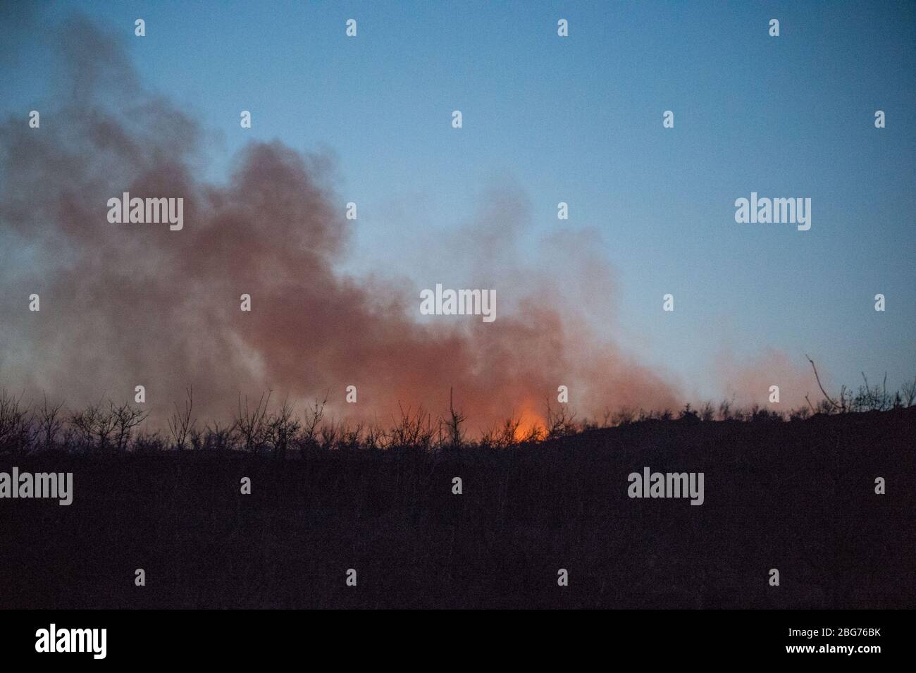 Kilpatrick Hills, Duntochter, Glasgow, Großbritannien. April 2020. Im Bild: Riesige Rauchwolken aus einem massiven Waldfeuer mit massiven Flammen auf den Kilpatrick-Hügeln in Glasgow. Quelle: Colin Fisher/Alamy Live News Stockfoto