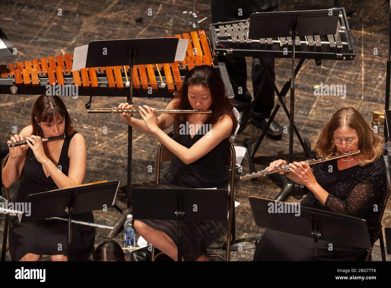 High-Angle-Ansicht der Flötisten (Modell veröffentlicht) Performance in klassischen Orchester-Konzert.. Stockfoto