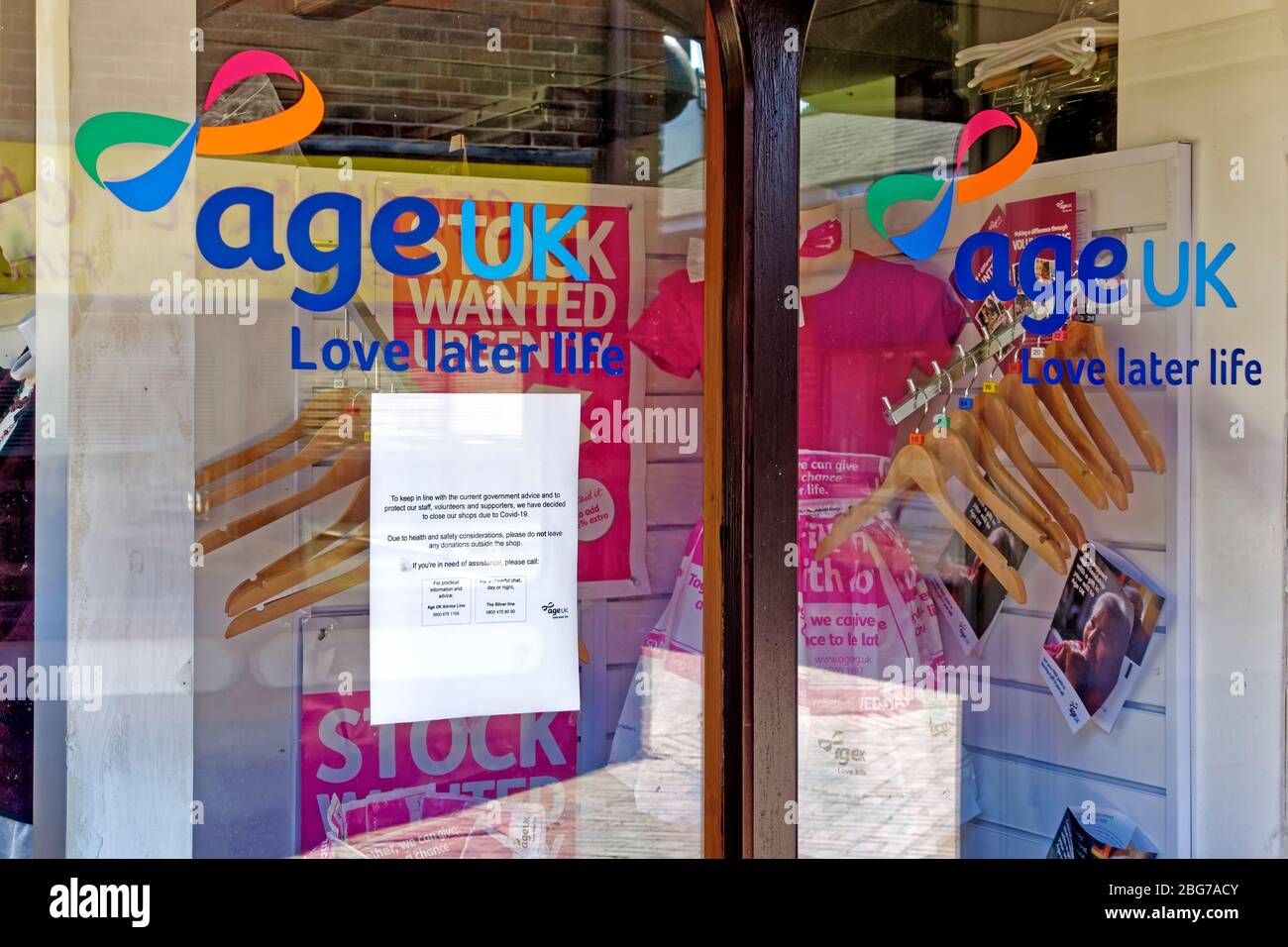 Warminster, Wiltshire / UK - April 14 2019: Ein Schild mit Coronavirus im Fenster des Age UK Charity Shop in Warminster, Wiltshire, UK Stockfoto