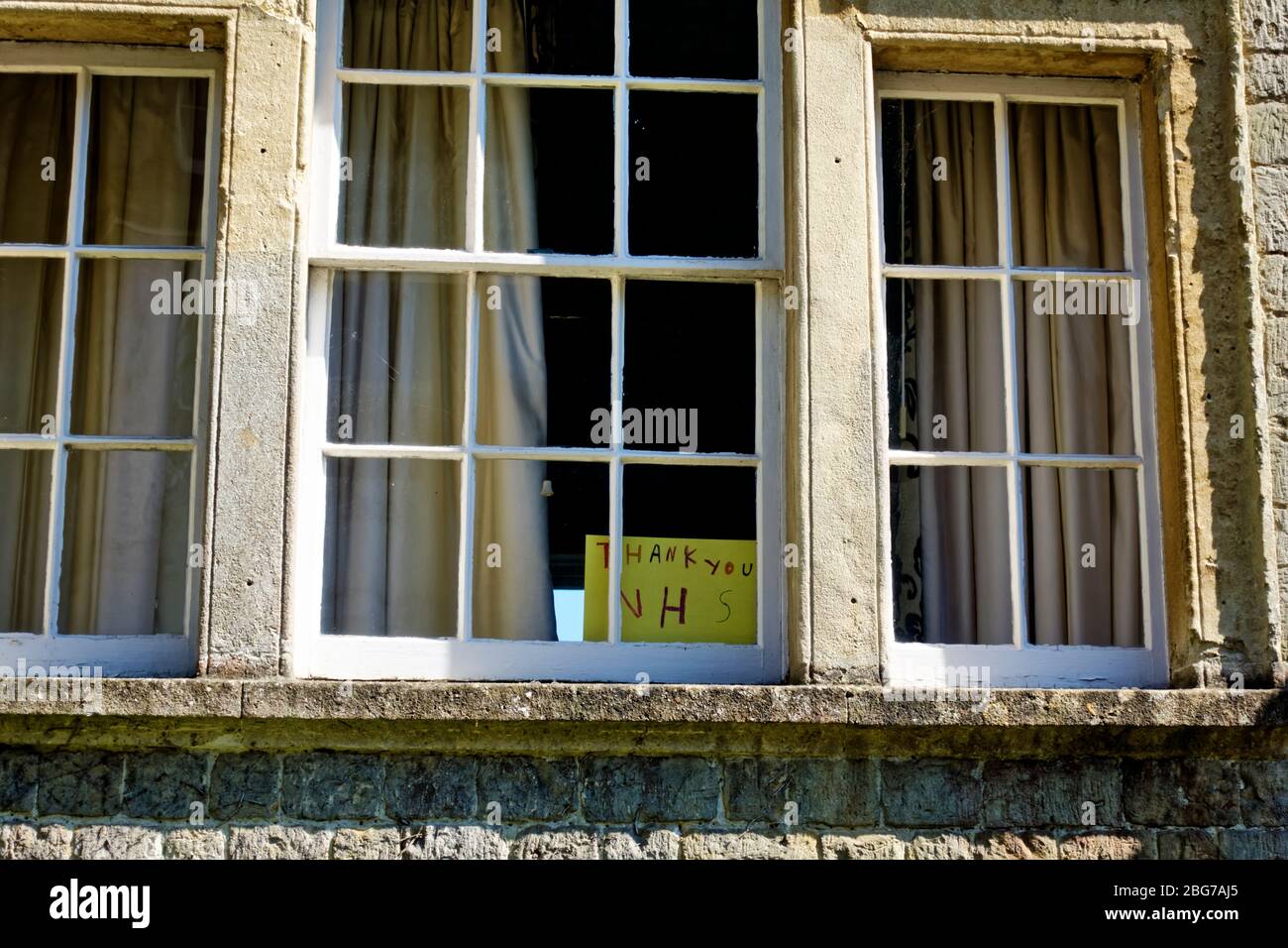 Ein handgeschriebenes NHS-Dankeschön in einem Hausfenster in Warminster, Wiltshire, Großbritannien Stockfoto