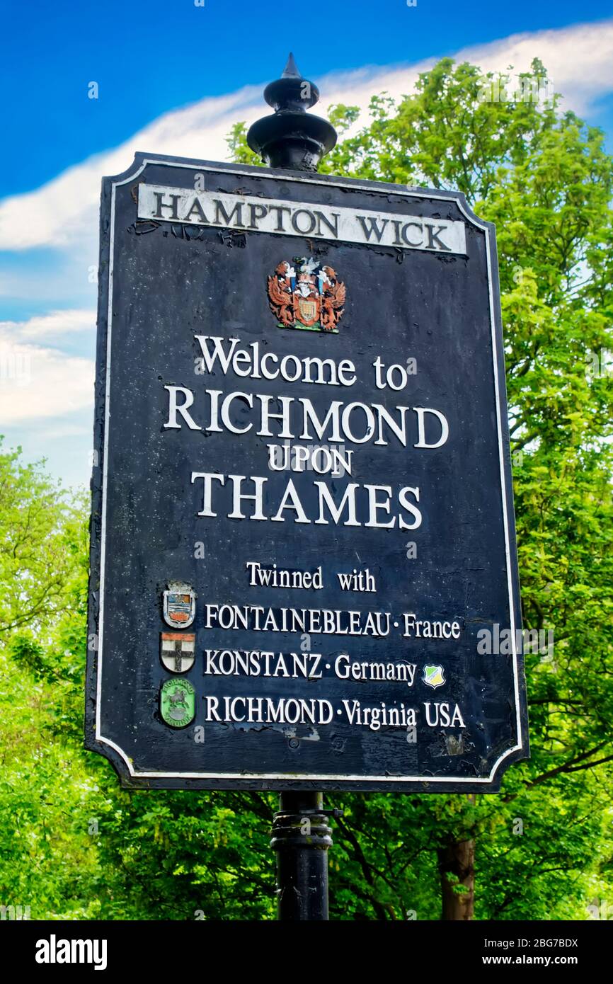 Richmond upon Thames, London, Großbritannien - 8. Mai 2019: Willkommen im Londoner Stadtteil Richmond upon Thames Schild Stockfoto
