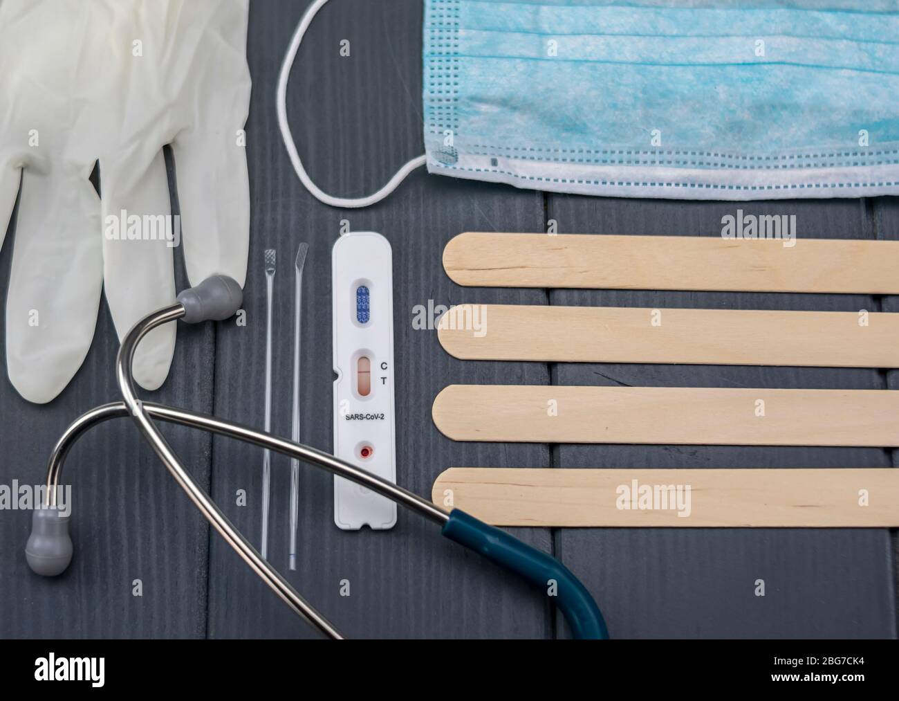 Coronavirus oder Covid-19 Detektionstest, Latexhandschuhe, Stethoskop, Gesichtsschutzmaske und Detektions- und persönliche Schutzausrüstung Stockfoto