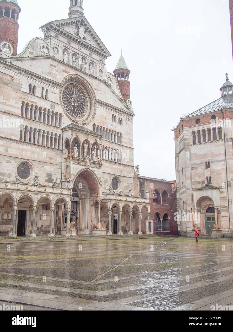 Cremona, Lombardei, Italien - 20. April 2020 - Lebensmitteleinkäufe und das alltägliche Stadtleben während der Stadterschlossung des Coronavirus Stockfoto