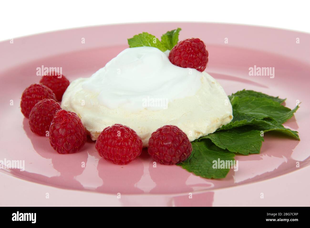 Leckerer Baiser-Kuchen mit Beeren, aus nächster Nähe Stockfoto