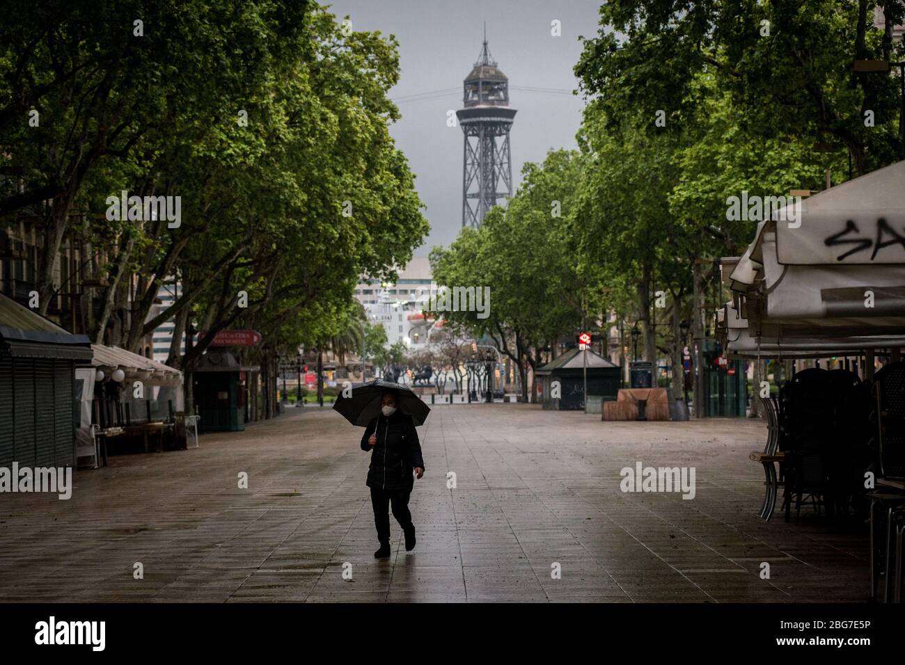 20. April 2020, Barcelona, Katalonien, Spanien - EINE Frau mit einer schützenden Gesichtsmaske geht durch die leeren Ramblas in Barcelona während der Sperrung, die auferlegt wurde, um die Ausbreitung des Coronavirus zu stoppen. Die Todesfälle durch das Coronavirus fallen in Spanien auf 399, während die bestätigten Fälle jetzt 200,000 übersteigen. Quelle: Jordi Boixareu/Alamy Live News Stockfoto