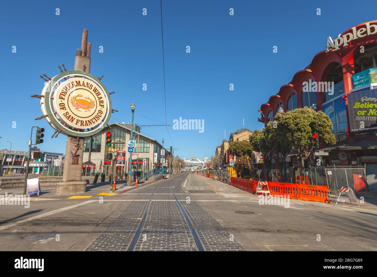 Das beliebte Touristenziel Fisherman Wharf ist während der Sperrung der Stadt aufgrund der COVID-19 Pandemie in San Francisco, Kalifornien, USA praktisch leer. Stockfoto