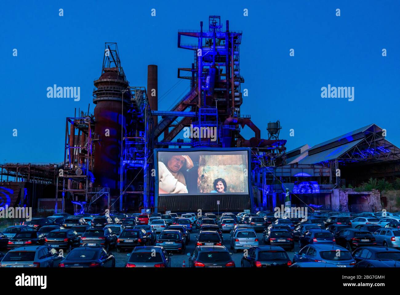 Drive-in Kino Dortmund, vor der Kulisse des ehemaligen Hochofenwerks Phoenix-West in Dortmund-Hörde, temporäre Filmvorführung, Event in CO Stockfoto