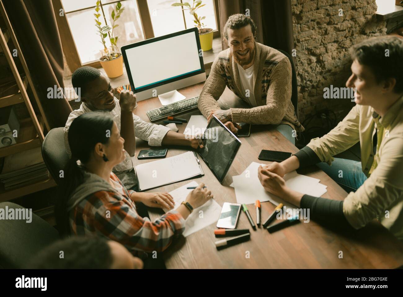 Team kreativer Mitarbeiter Brainstorming im Büro Stockfoto