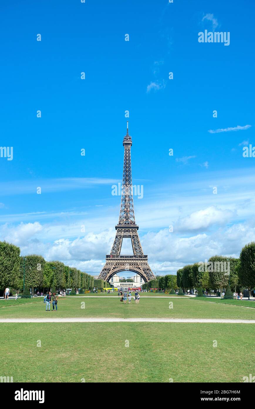 Eiffelturm vom Champ de Mars, Paris, Frankreich Stockfoto