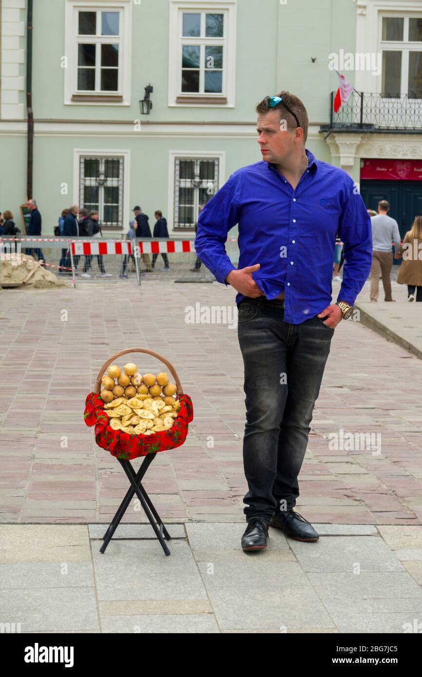 Oscypki geräucherter Ziegenkäse zu verkaufen Krakau Polen Europa EU Slowakische Tatra Stockfoto