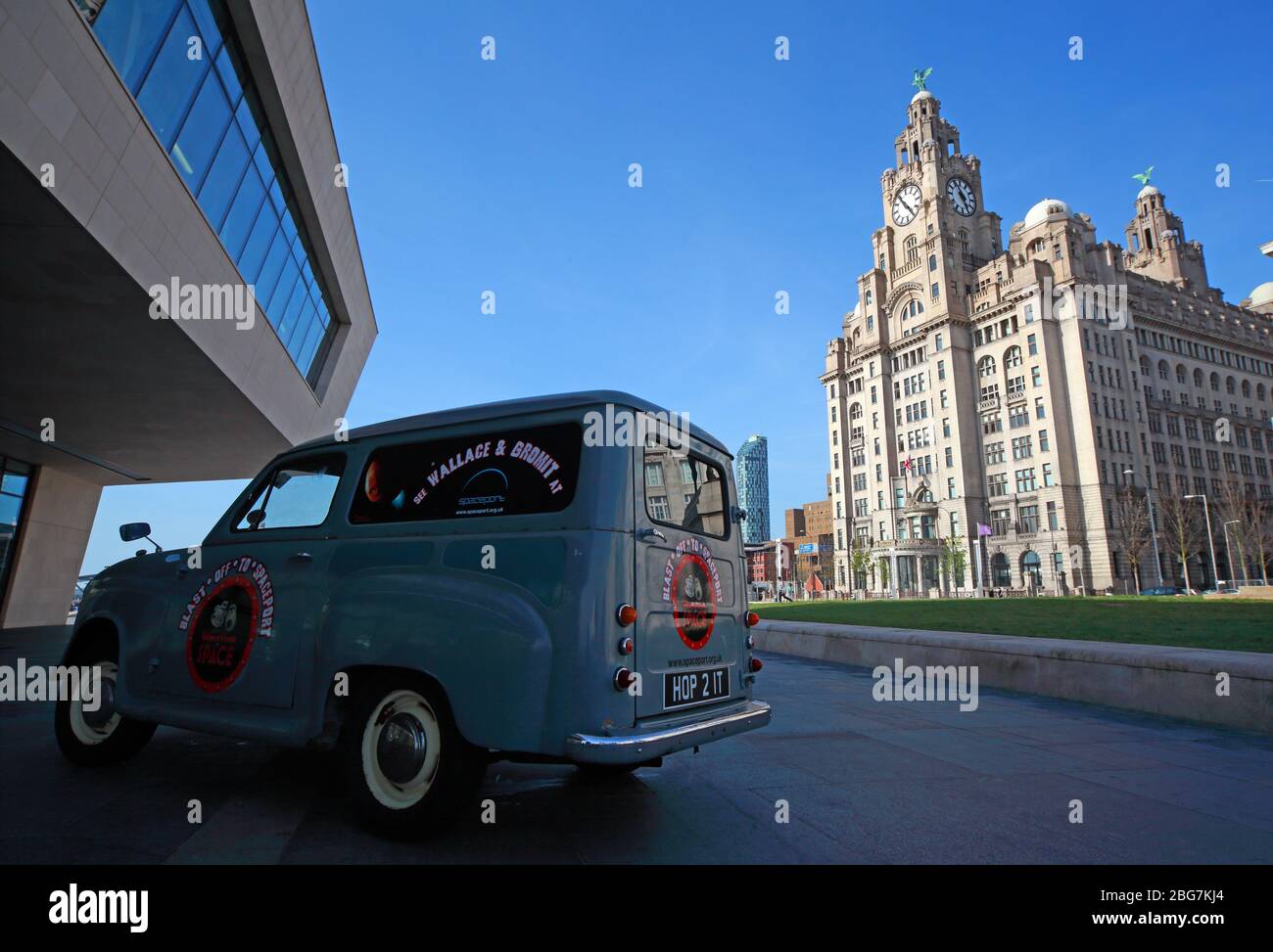 Wallace und Grommet Austin A35 Blue Van, HOP 2IT, am Pier Head Waterfront, Royal Liver Building, Three Graces, Liverpool City Centre, Merseyside Stockfoto