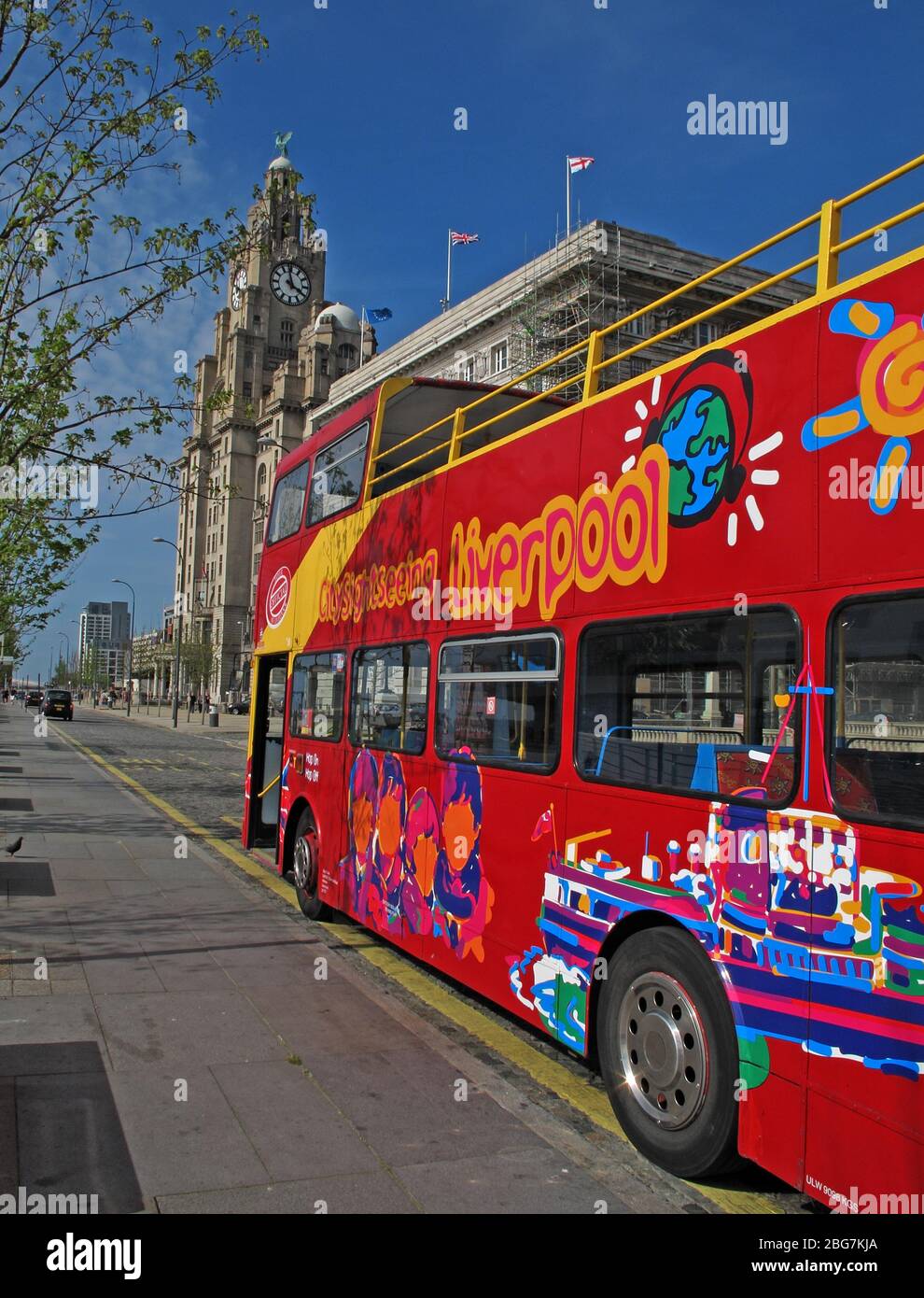 Sightseeing Liverpool Red Bus, Pierhead, Three Graces, Stadtzentrum, Liverpool, Merseyside, Nordwestengland, Großbritannien, L3 1DP Stockfoto