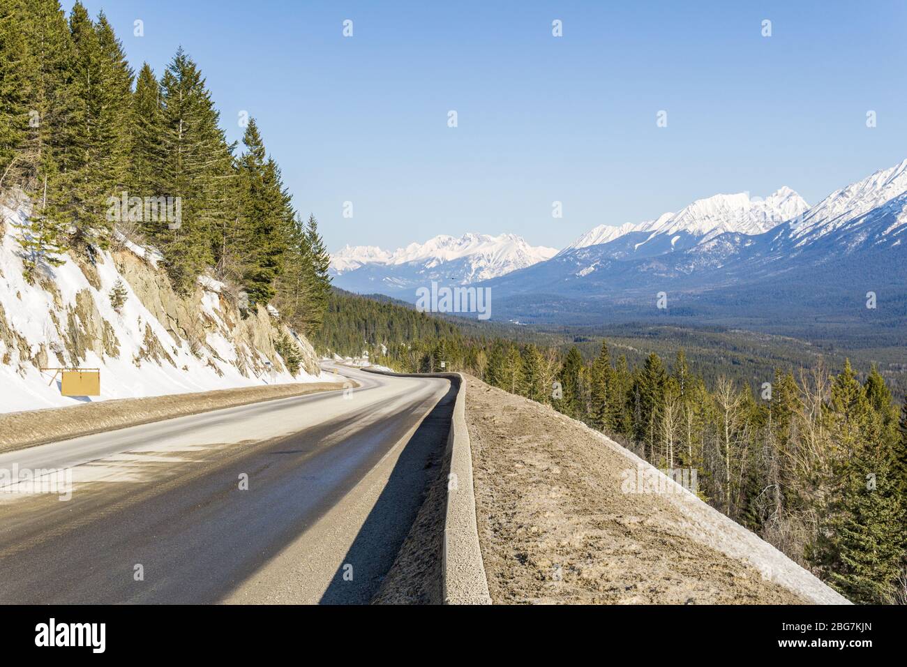 Autobahn zu felsigen Bergen und blauem Himmel East Kootenay british columbia kanada. Stockfoto