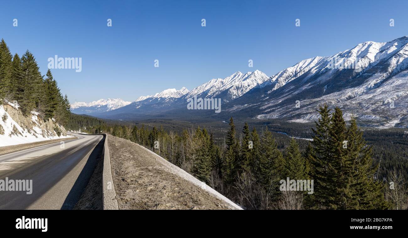 Autobahn zu felsigen Bergen und blauem Himmel East Kootenay british columbia kanada. Stockfoto