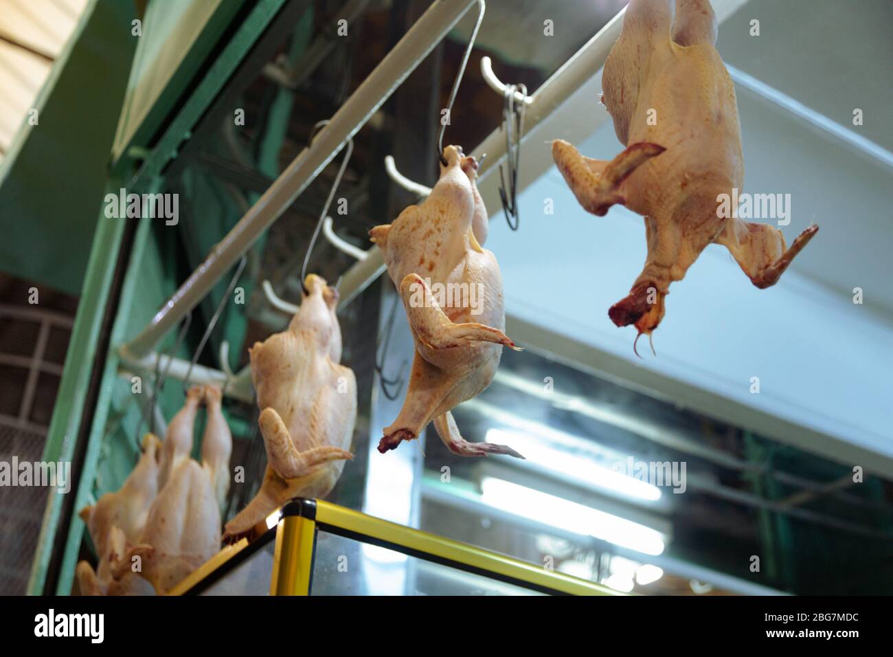 Frisches Huhn auf einem Markt in Tanger Stockfoto