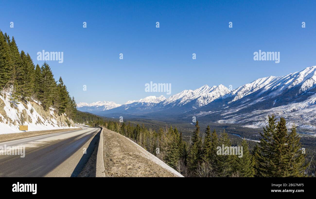 Autobahn zu felsigen Bergen und blauem Himmel East Kootenay british columbia kanada. Stockfoto