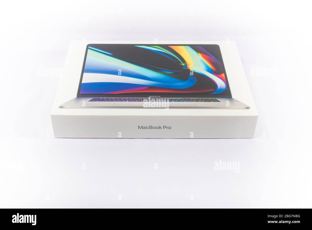 Bangkok, Thailand - 5. April 2020: Eine weiße Box von 2020 Apple MacBook Pro 16 Zoll Super Retina Display, das von Apple-Unternehmen produziert wird. Stockfoto