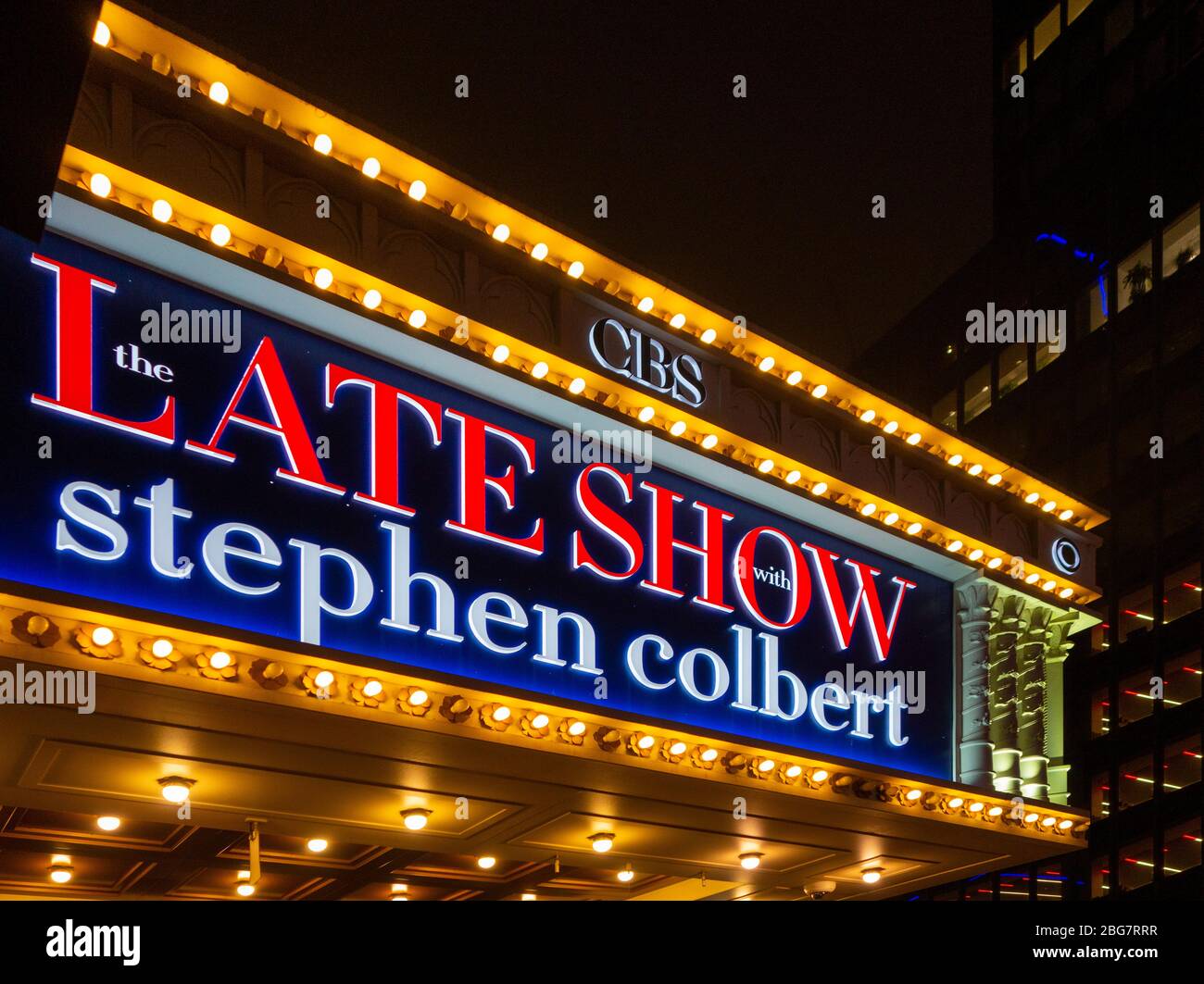 Nachtfoto mit beleuchteten Schild und Lichter des Festzeltes der späten Show mit Stephen Colbert Stockfoto