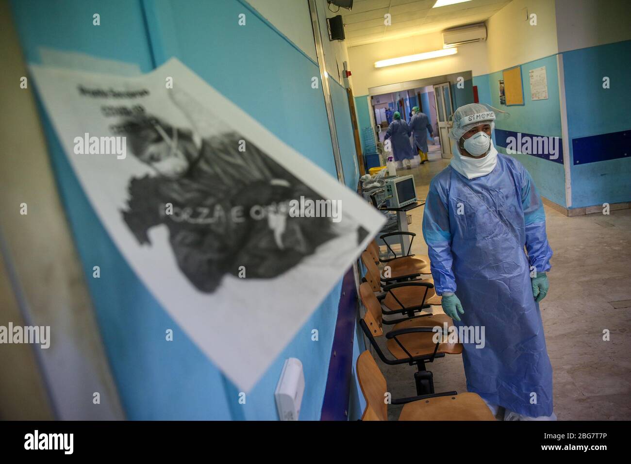 Palermo, Reise in das Krankenhaus von Covid Cervello. In der positiven Covid-Abteilung, unter Ärzten und Krankenschwestern, die sich um virenpositive Patienten kümmern. Stockfoto