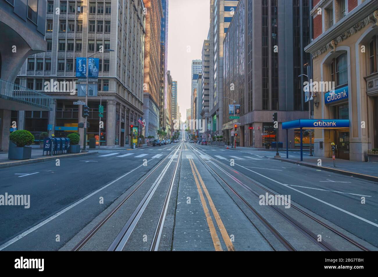 Die California Street in der Innenstadt ist während der Sperrung der Stadt aufgrund der COVID-19-Pandemie 2020, San Francisco, CA, USA, leer von Fußgängern und Verkehr. Stockfoto