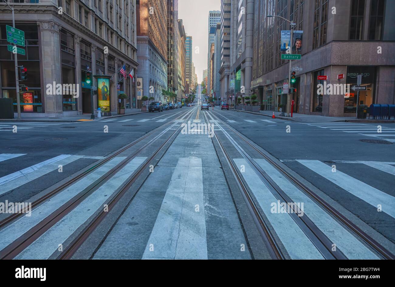 Die California Street in der Innenstadt ist während der Sperrung der Stadt aufgrund der COVID-19-Pandemie 2020, San Francisco, CA, USA, leer von Fußgängern und Verkehr. Stockfoto